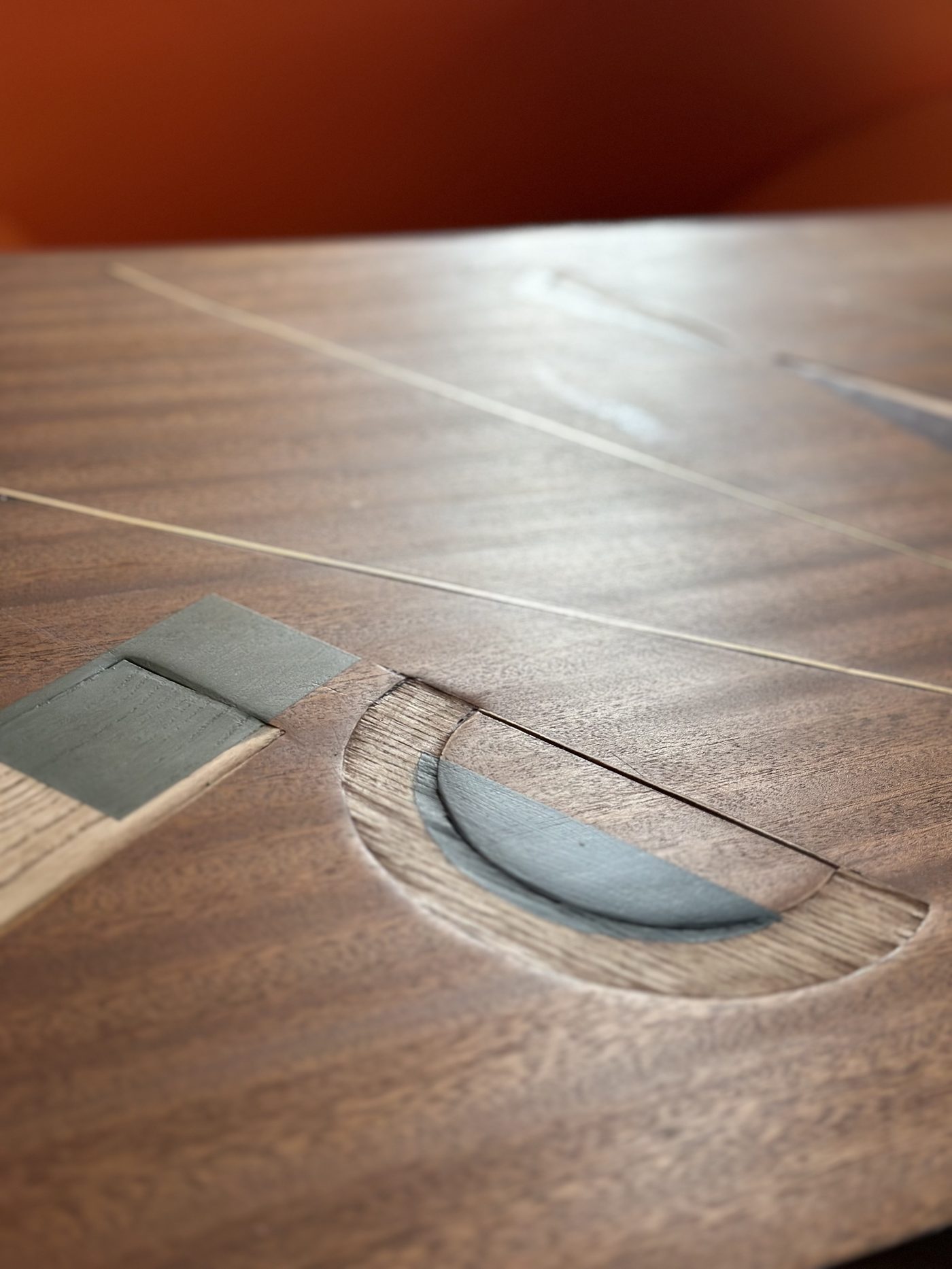 Stolik z intarsjami — geometryczne wstawki i mosiężne linie